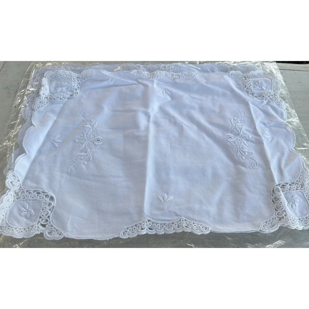 NIP VTG Cotton Embroidered White Battenberg Lace Placemats Scalloped Edges (6)